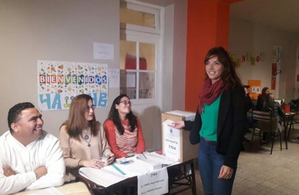 Las precandidatas del FIT fueron las primeras en ir a votar