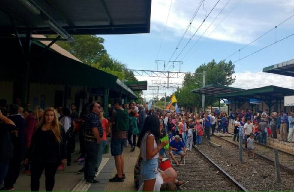 Vecinos de Berazategui cortaron las vías de la línea Roca en reclamo de andenes provisorios