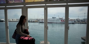A woman pushes a suitcase at Algeciras harbour on March 13, 2020\u002E - Morocco closed the border with Ceuta and Melilla, Spain's two North African enclaves to prevent the spread of the deadly coronavirus\u002E After Italy, Spain is the worst-hit country in Europe, with officials taking numerous measures to try and halt the spread of the deadly virus, with schools shuttered across the country along with museums, theatres, gyms and sports facilities\u002E (Photo by JORGE GUERRERO / AFP)