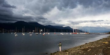 A man is pictured on the shore of Ushuaia, the capital of the Argentine province of Tierra del Fuego, the world's southernmost city, February 27, 2016\u002E Located on the southern coast of the island of Tierra del Fuego, Ushauaia is surrounded by mountains overlooking the Beagle Channel, some 3,040 km south of Buenos Aires\u002E / AFP / EITAN ABRAMOVICH\r\n Ushuaia tierra del fuego ciudad mas austral del mundo vista vistas de la ciudad canal de beagle