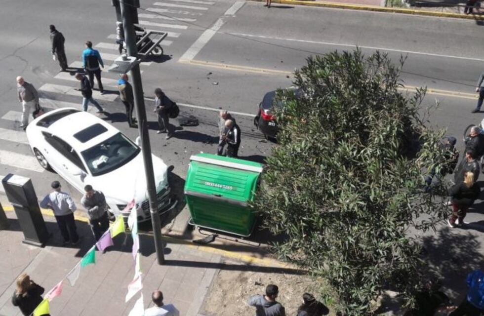 El titular del Sindicato de Peones de Taxis chocó un Audi de la entidad contra un patrullero