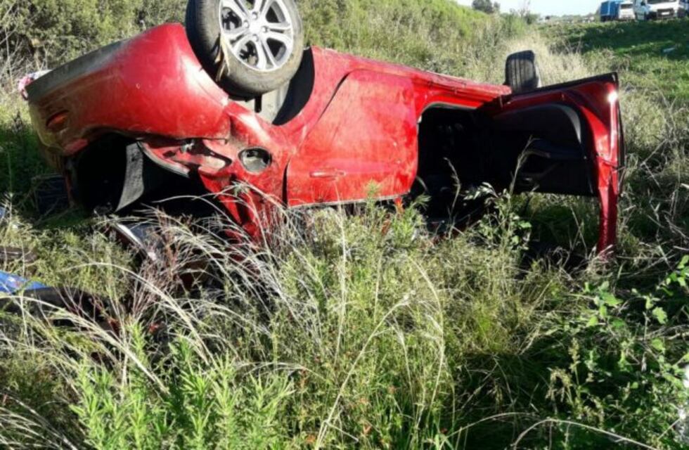 Conductor en estado crítico después de volcar en la autopista Rosario-Santa Fe