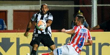 Claudio Corvalán es número puesto para estar desde el arranque en Brasil\u002E (AFP)