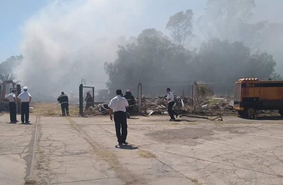 Incendio en Arsenal Naval Puerto Belgrano
