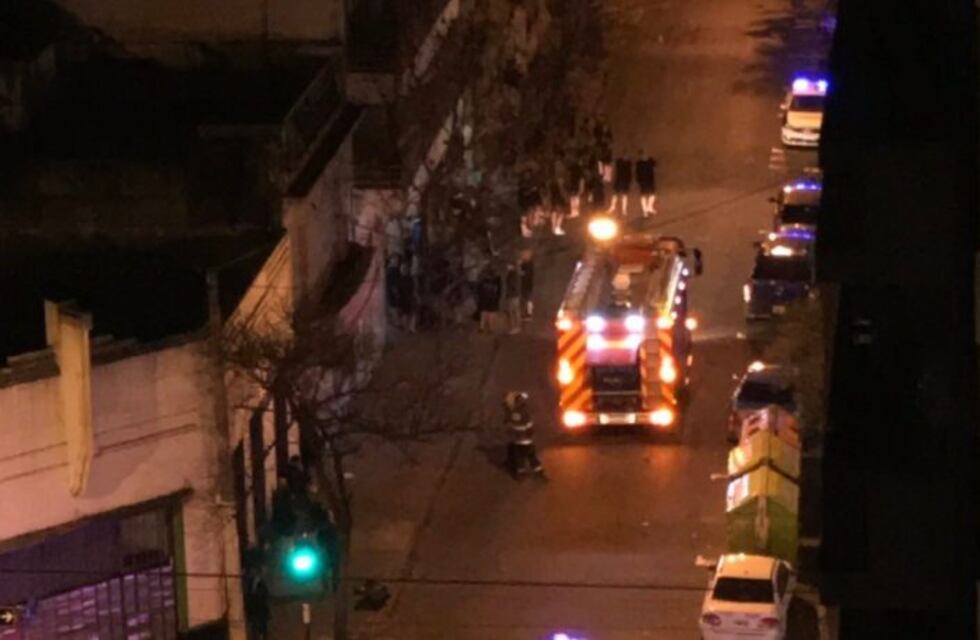 Rugbiers terminaron en calzoncillos en plena vereda por un incendio en un hotel