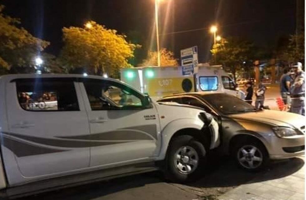 Perdió el control, subió a la vereda y chocó un vehículo estacionado