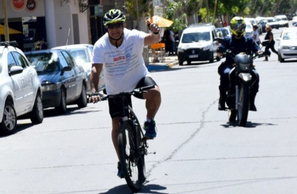 Llegó a San Juan el hombre que recorre Cuyo en bici para concientizar sobre enfermedades