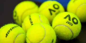 Melbourne (Australia), 18/01/2020\u002E- Tennis balls with the Australian Open 2020 logo are seen during a practice session ahead of the Australian Open Grand Slam tennis tournament in Melbourne, Australia, 19 January 2020\u002E (Tenis, Abierto) EFE/EPA/LUKAS COCH AUSTRALIA AND NEW ZEALAND OUT