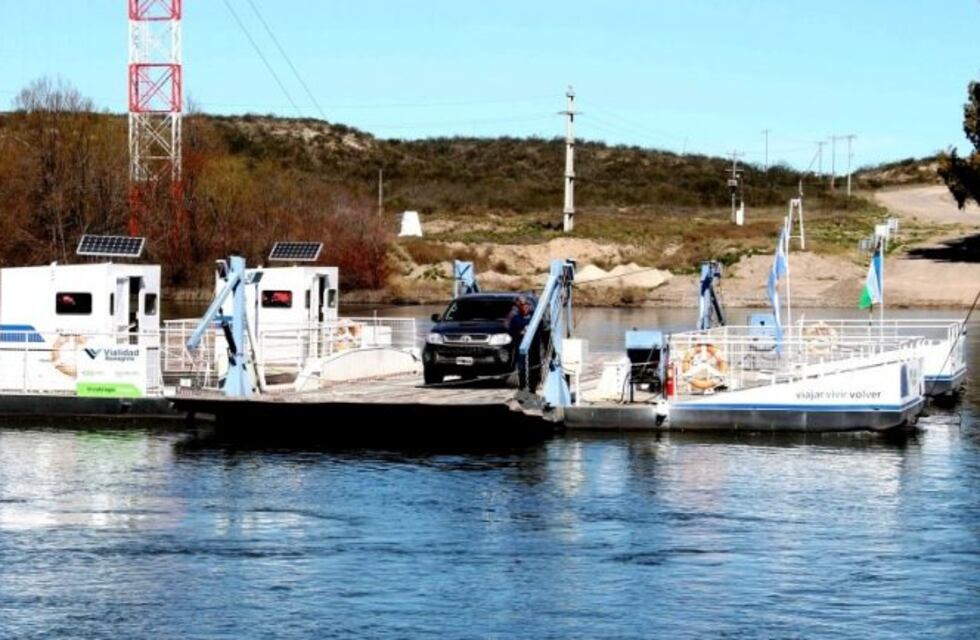Reanudaron el servicio de la balsa de Guardia Mitre en Viedma
