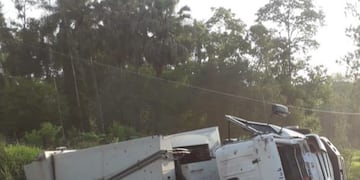 Eldorado\u002E Vuelco de un camión recolector que volcó en la Ruta 17 con el saldo de dos fallecidos y un herido grave\u002E (Stop en Línea)