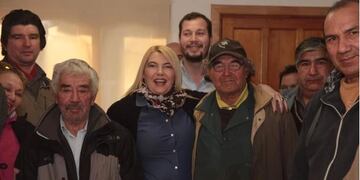 Rosana Bertone junto a los emprendedores de Tolhuin