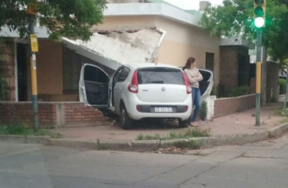 Por un accidente, parte de un techo cayó sobre un auto