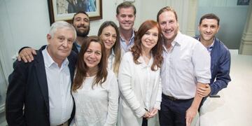 Cristina Fernández con el Intendente de Gualeguaychú y su equipo\u002E\nCrédito: Diario Actualizado
