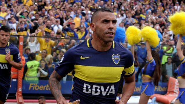 Boca Juniors' forward Carlos Tevez enters the field before their Argentina First Division football match against Colon,  at La Bombonera stadium, in Buenos Aires, on December 18, 2016. / AFP PHOTO / ALEJANDRO PAGNI cancha de boca juniors carlos tevez camp