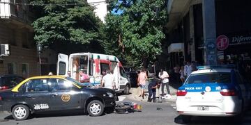 Choque entre un taxi y una motocicleta en la esquina de Cu00f3rdoba y Dorrego, Rosario.
