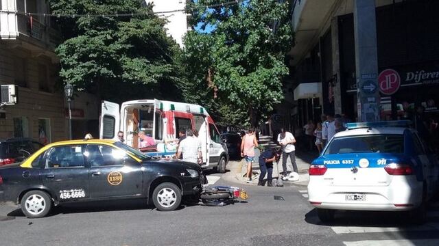 Choque entre un taxi y una motocicleta en la esquina de Cu00f3rdoba y Dorrego, Rosario.
