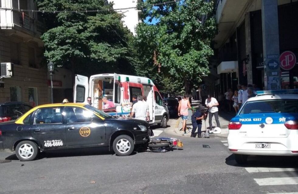 Un taxi y una moto chocaron en una esquina del Paseo del Siglo