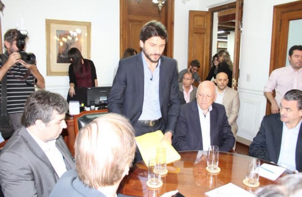 Pullaro denunció que 'se estaban vendiendo' las escuchas de su teléfono celular