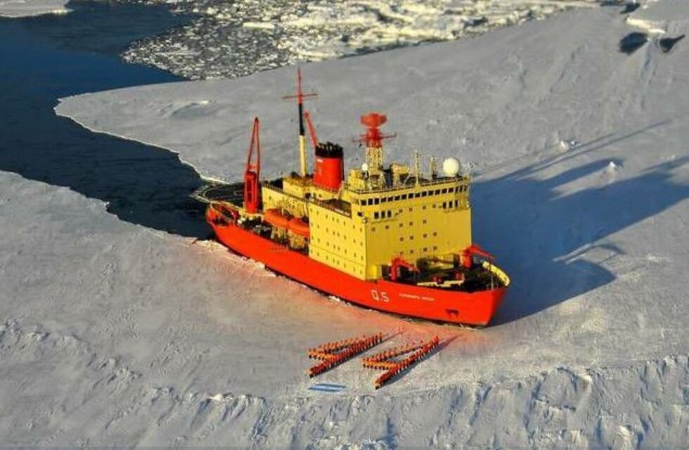 El homenaje del Irízar a los 44 tripulantes del ARA San Juan