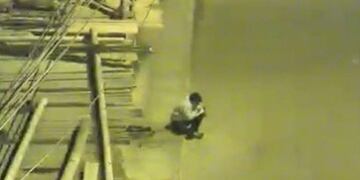 Víctor hace los deberes en la vereda (Web)