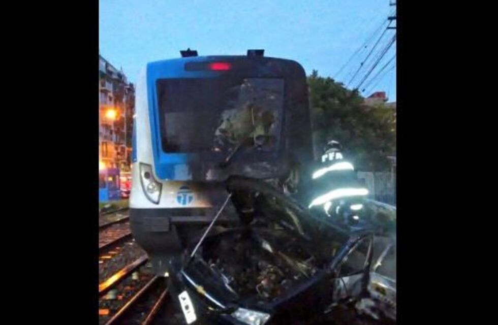 El tren Sarmiento embistió a un taxi que cruzó con la barrera baja