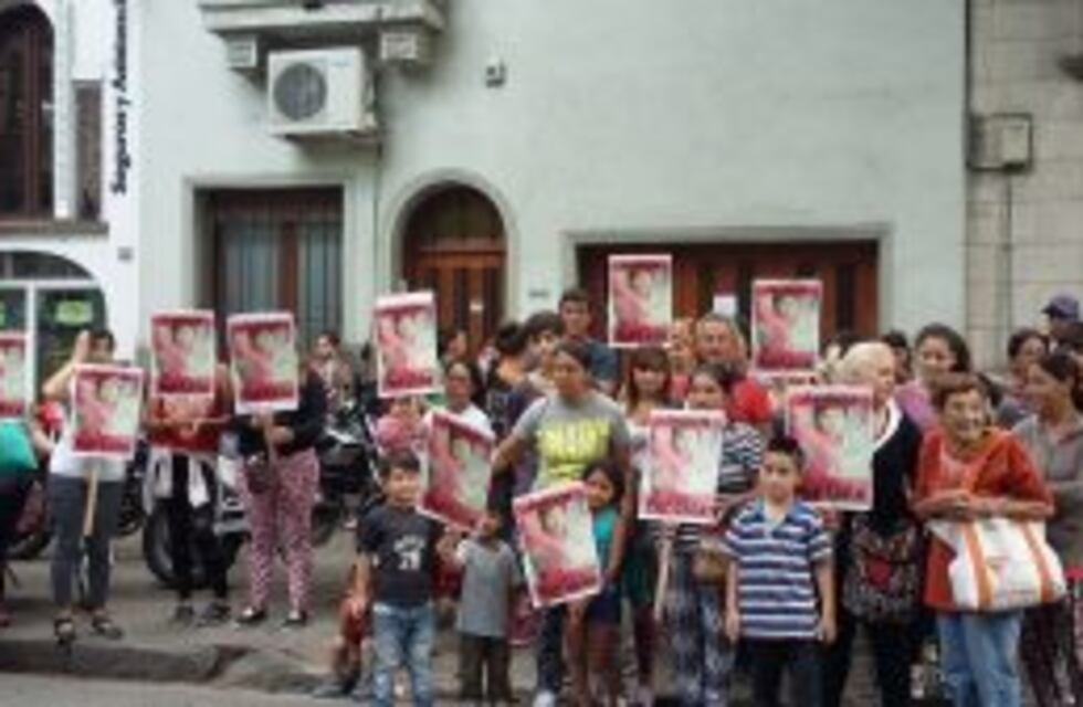 Justicia por Laila: el pedido que llegó a la puerta de Fiscalía tras el doble crimen de barrio Alvear