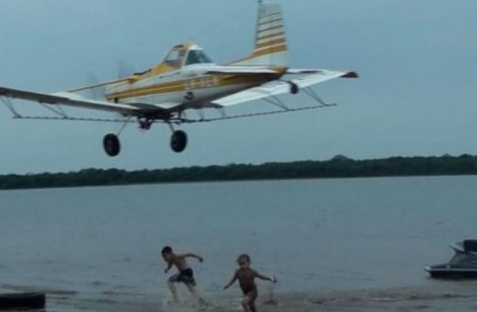 Susto en Corrientes: una avioneta realizó vuelos rasantes sobre personas en una playa