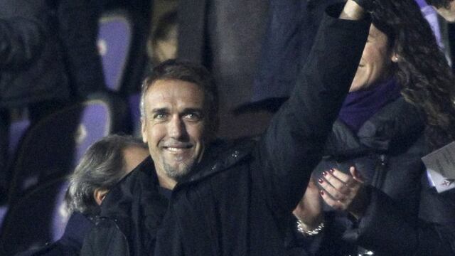 Former Argentina and Fiorentina striker Gabriel Battistuta salutes fans prior to a Serie A soccer match between Fiorentina and Verona at the Artemio Franchi stadium in Florence, Italy, Monday,  Dec. 2,  2013. (AP Photo/Fabrizio Giovannozzi)rn italia flore