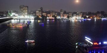 Desde ya no faltaron las postales de amor\u002E Una pareja posó durante el eclipse lunar en Brasilia, Brasil