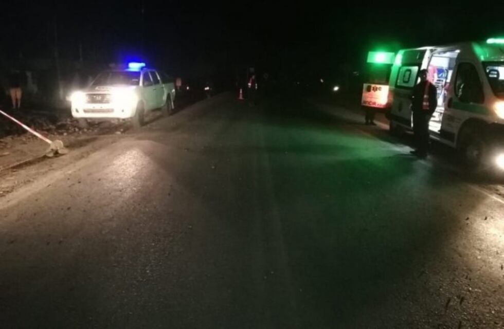 Un auto volcó y dejó sin luz a un barrio en Bariloche