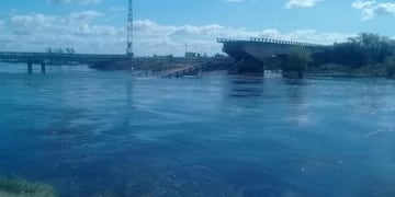 Se desprendió una parte del puente colapsado sobre el arroyo Guazú\u002E (Foto: Corrientes Hoy)
