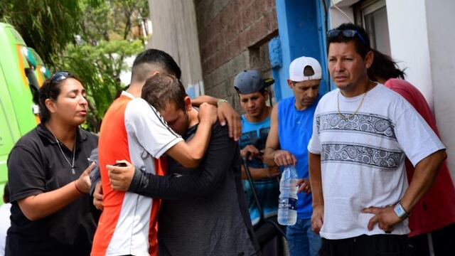 Familiares y amigos de las adolescentes acribilladas esperan fuera de la comisaru00eda el 11/02/2017 en Florencio Varela (Provincia de Buenos Aires, Argentina). Dos adolescentes fueron asesinadas y otras dos se hallaban en estado cru00edtico despuu00e9s de que al men