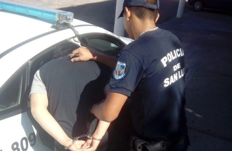 Desfiguró a su hermana con un fierro porque no le cocinó