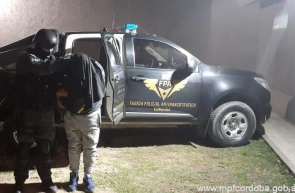 Acorralado, tiró la droga y el dinero por el inodoro