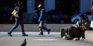 Una persona sin techo duerme en una plaza en Buenos Aires (Argentina), (Foto: EFE/ Juan Ignacio Roncoroni)