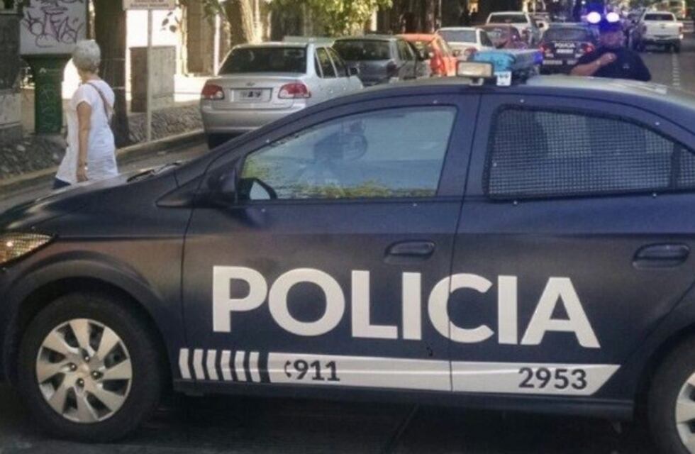 Una mujer apuñaló a una empleada por la venta de un lote