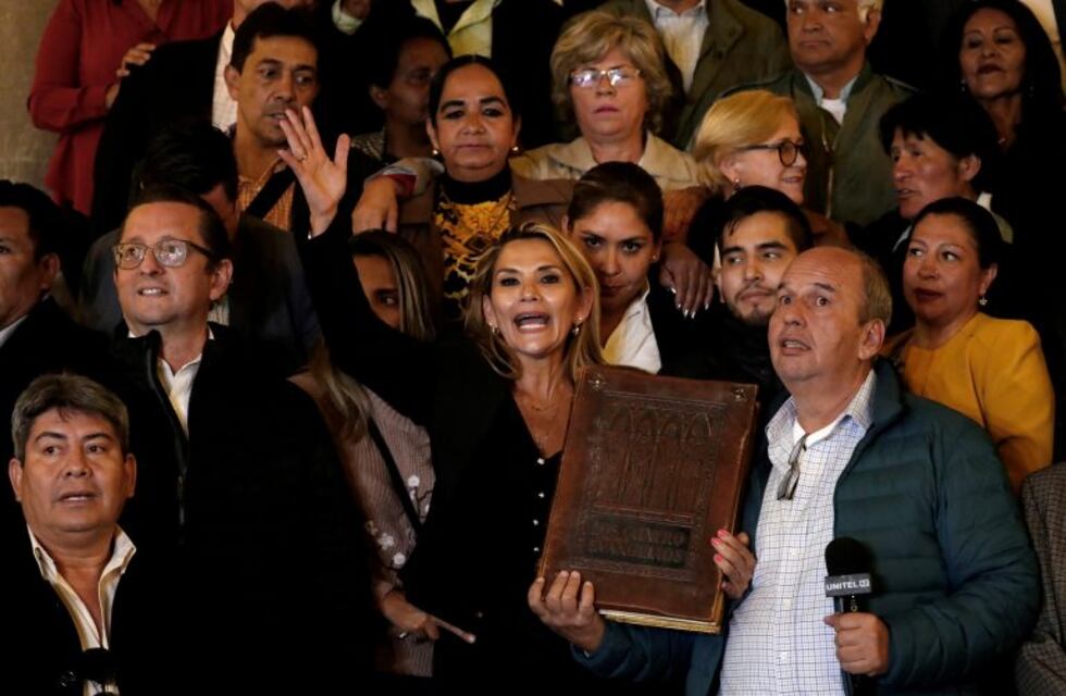 Bolivia: sin quórum en la Asamblea Legislativa, la senadora Jeanine Áñez se proclamó presidenta