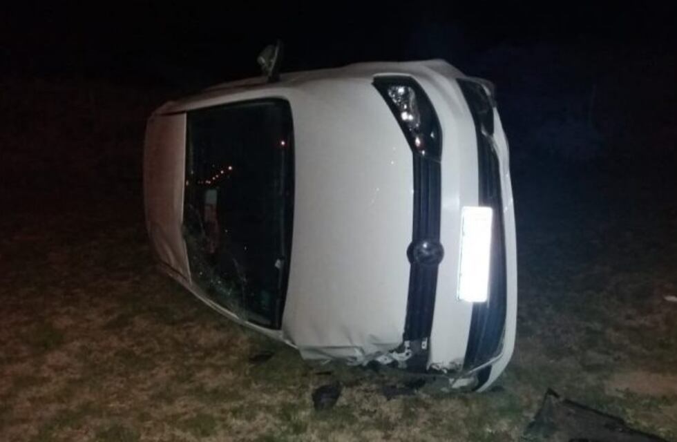 Chocó contra un colectivo y terminó volcando por conducir borracho