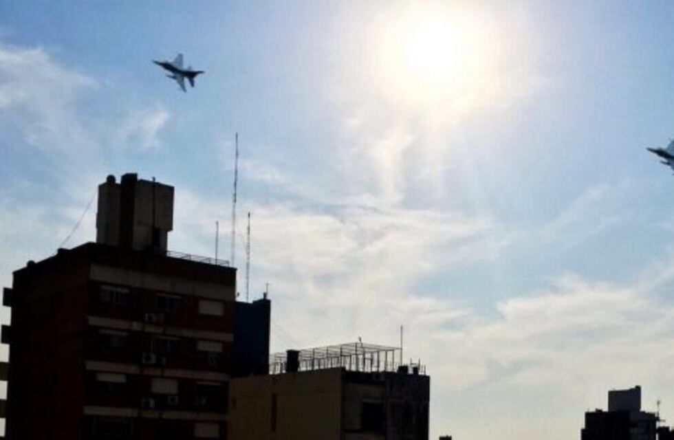 Ensordecedor ruido de aviones que sobrevolaron Rosario a muy baja altura