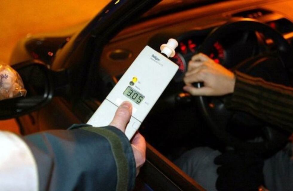 Efectivos policiales detuvieron a una mujer que manejaba borracha junto a un niño de tres años en Neuquén