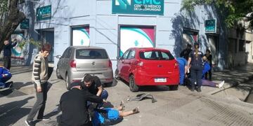 Dos automóviles terminaron en una vereda y un peatón resultó herido\u002E Dos pasajeros se lesionaron y fueron asistidos en la clínica donde los rodados impactaron contra la pared\u002E