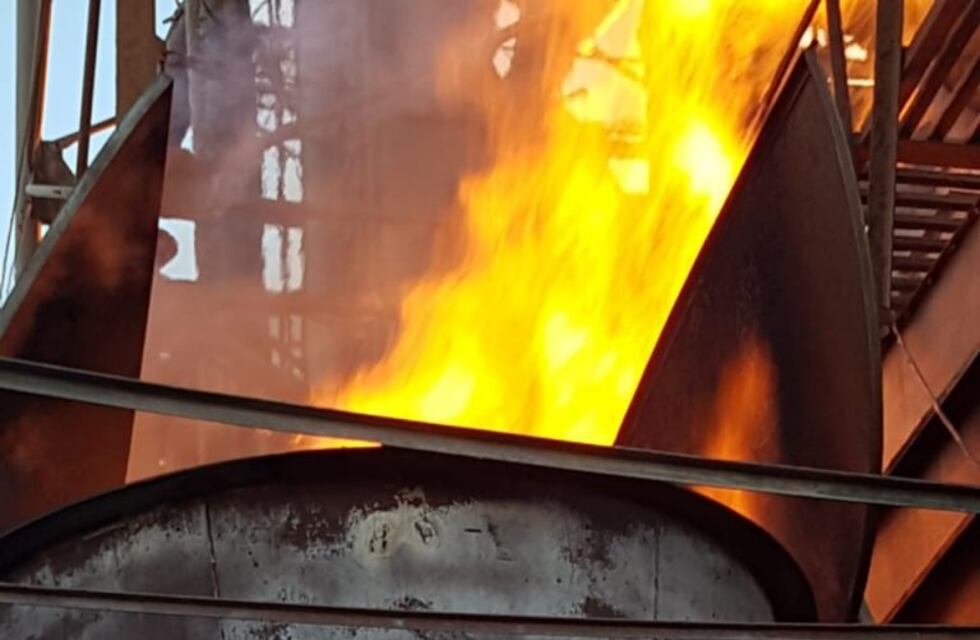 En fotos, el impresionante incendio de una secadora de grano en Justiniano Posse
