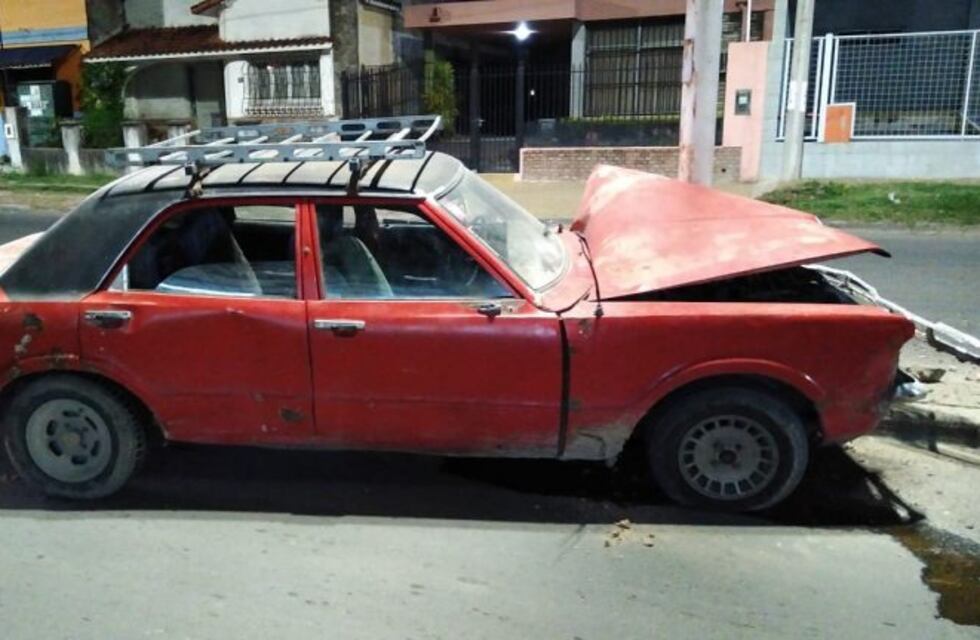 Quiso esquivar un perro en Avenida Almafuerte e impactó contra una columna de luz