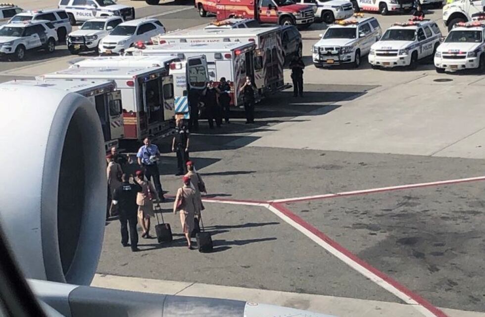 El operativo para evacuar el avión "en cuarentena" de Nueva York