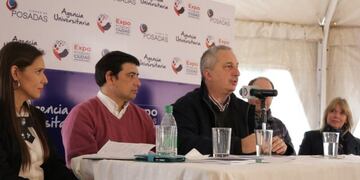 El gobernador junto al intendente Joaquín Lozada y la rectora de la UNaM, Alicia Bohren\u002E