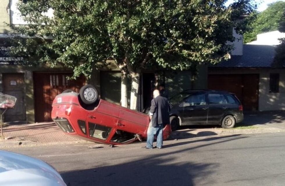 El ex intendente Arroyo protagonizó un triple choque, volcó y salió ileso