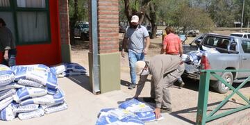 Entrega de ayuda en zonas afectadas por los incendios