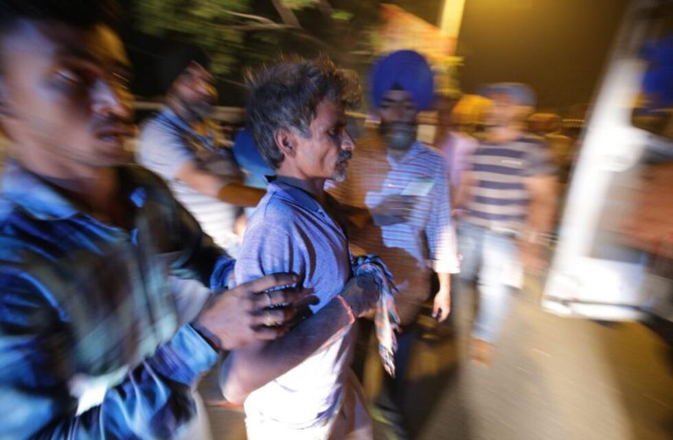 Un tren arrolló a una multidud en India: al menos 58 muertos