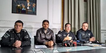 Maxi Pullaro y Marcelo Villanúa presentando operativos preventivos en zonas bancarias\u002E (@maxipullaro)