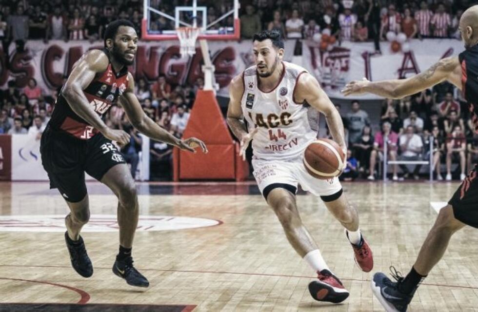 El DT Sebastián Ginóbili y el alero Martín Cuello siguen en Instituto